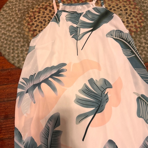 Embrace a tropical vibe with this stylish mini dress featuring a vibrant leaf pr - Picture 2 of 5